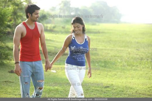 indian-couple-holding-hands-walking-on-green-field_preview-bis0003058.JPG