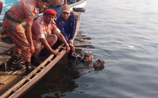 05_trawlercapsize_buriganga_030415_0001.jpg