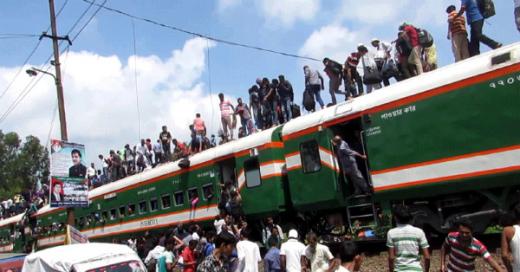 selfie-on-the-roof-of-train-50-injured-in-sirajgonj.jpg