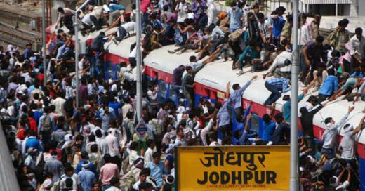 crowd-on-indian-train-station.jpg