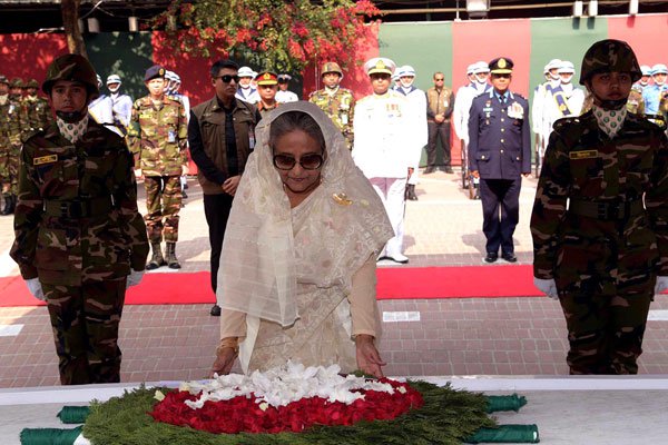 টুঙ্গীপাড়ায় বঙ্গবন্ধুর সমাধিতে প্রধানমন্ত্রীর শ্রদ্ধা