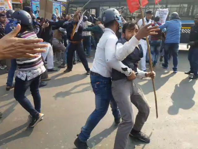 ভারতজুড়ে চলছে ৪৮ ঘণ্টার বন্‌ধ্‌। পশ্চিমবঙ্গের কলকাতায় বন্‌ধ্‌ সমর্থক কয়েক শ ব্যক্তিকে আটক করেছে পুলিশ। ছবি: ভাস্কর মুখার্জি