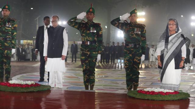 একুশের প্রথম প্রহরে রাষ্ট্রপতি ও প্রধানমন্ত্রীর শ্রদ্ধা নিবেদন