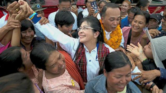 নির্বাচনী প্রচারণায় গিয়ে একজন নারী প্রার্থী হাত উঁচিয়ে সমর্থকদের অভিবাদন গ্রহণ করছেন। উবন রচঠানি প্রদেশ, থাইল্যান্ড। ছবি: রয়টার্স