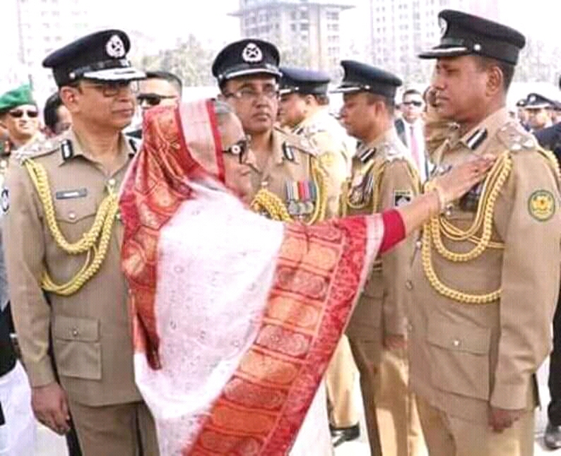 ডিএমপির অতিরিক্ত কমিশনার ডিআইজি আব্দুল বাতেন কে বিপিএম পদক প্রদান করছেন মাননীয় প্রধানমন্ত্রী শেখ হাসিনা