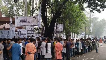 ২৮ বছরের প্রতীক্ষার পর “ডাকসু” ও হল সংসদ নির্বাচনে ভোটগ্রহণ চলছে