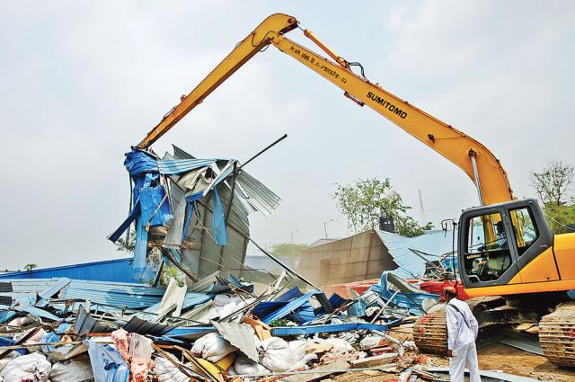 আশুলিয়ায় তুরাগ নদের পাড়ে ধউর সেতুর পূর্ব দিকে একটি প্রতিষ্ঠানে গতকাল সকালে উচ্ছেদ অভিযান চালায় বিআইডব্লিউটিএ। ছবি:সংগৃহীত