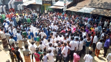 মধ্যনগরে শিক্ষকের উপর সন্ত্রাসী হামলার প্রতিবাদে বিক্ষোভ কর্মসূচি পালিত