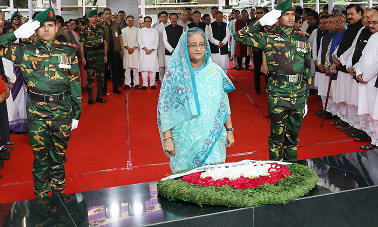 ঐতিহাসিক মুজিবনগর দিবস উপলক্ষে বুধবার সকালে ধানমণ্ডির ৩২ নম্বর সড়কে বঙ্গবন্ধু ভবনে প্রধানমন্ত্রী শেখ হাসিনা জাতির পিতা বঙ্গবন্ধু শেখ মুজিবুর রহমান এর প্রতিকৃতিতে পুষ্পস্তবক অর্পণ করে শ্রদ্ধা জানান- ফোকাস বাংলা