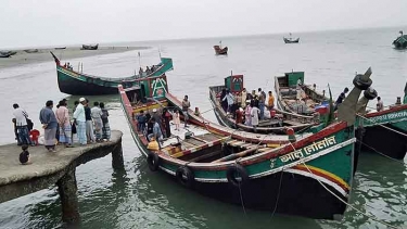 নিম্নচাপের প্রভাবে টেকনাফ-সেন্টমার্টিন রুটে নৌযান চলাচল বন্ধ