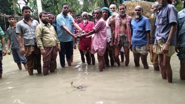 বংশীকুন্ডায় বন্যার্তদের মধ্যে শুকনো খাবার   বিতরন