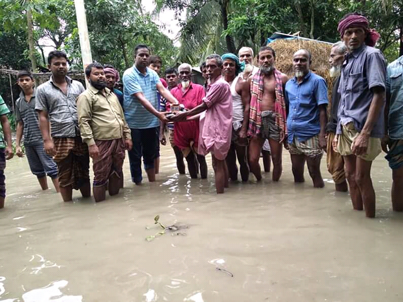 পাতকুড়া গ্রামে শুকনো খাবার বিতরন করেন সুজিত তালুকদার