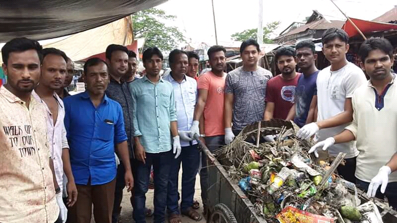 মধ্যনগর বাজারে থানা যুবলীগ ও ছাত্রলীগের ডেঙ্গু প্রতিরোধক পরিষ্কার অভিযান