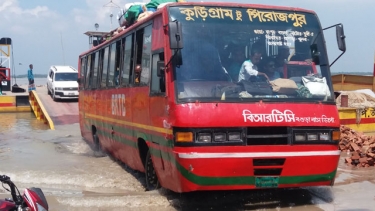 পদ্মায় হঠাৎ পানি বৃদ্ধিতে রাজবাড়ীর জৌকুড়া-নাজিরগঞ্জ রুটে ফেরি চলাচল বন্ধ