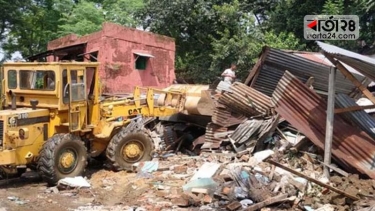 চট্টগ্রামে রেলের জায়গা থেকে দুই শতাধিক অবৈধ ঘর উচ্ছেদ