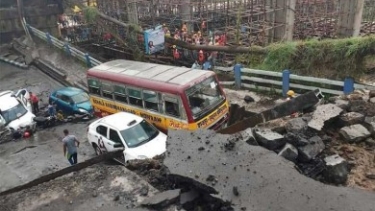 আচমকা বিকট শব্দে ভেঙে পড়ল ব্রিজ