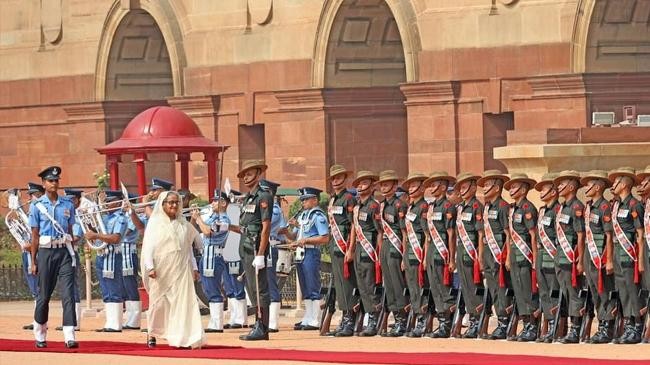 প্রধানমন্ত্রী শেখ হাসিনাকে দিল্লীতে গার্ড অব অনার প্রদান