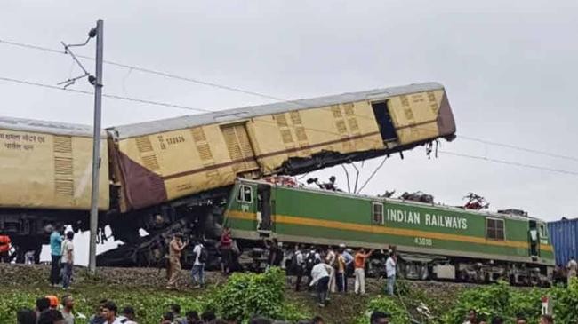 ভারতে পণ্যবাহী ট্রেনের সাথে দুর্ঘটনা কবলিত কাঞ্চনজঙ্ঘা ট্রেন