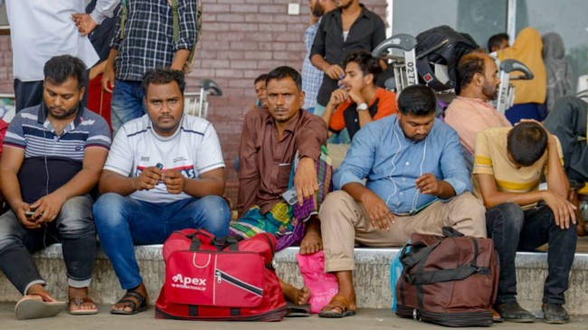 লক্ষ টাকা ব্যয়, তবুও যাওয়া হলো না তাদের