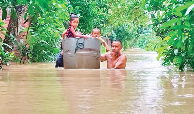 ভারী বর্ষণ ও উজানের পাহাড়ি ঢলে ফেনীর মুহুরী নদীর পানি বিপৎসীমার ওপর দিয়ে প্রবাহিত হচ্ছে । ফাইল ছবি